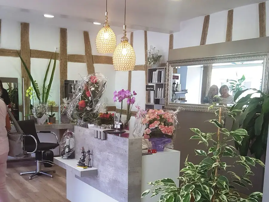 Blick in den Salon von Haar JuWehl