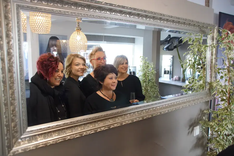 Das Team von Haar JuWehl im Salonspiegel