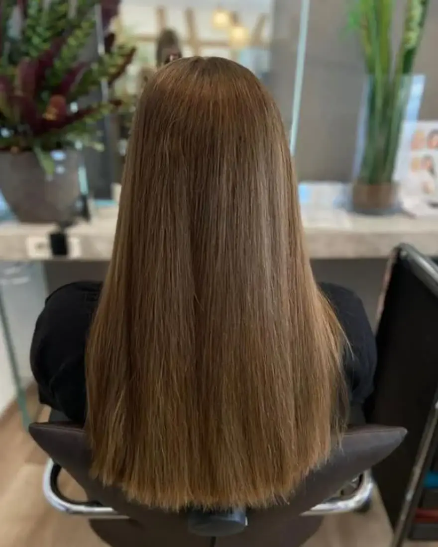 Langes Haar in gleichmäßigem Braun, glatt